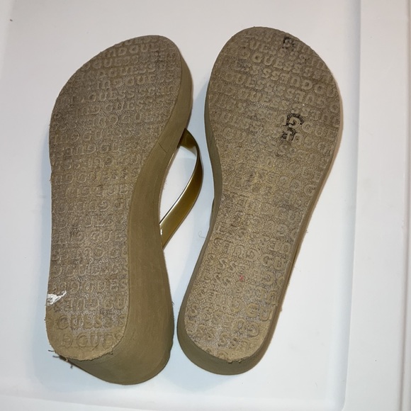 GUESS Women’s platform Flip Flops Sandals with CHARMS - Picture 5 of 5